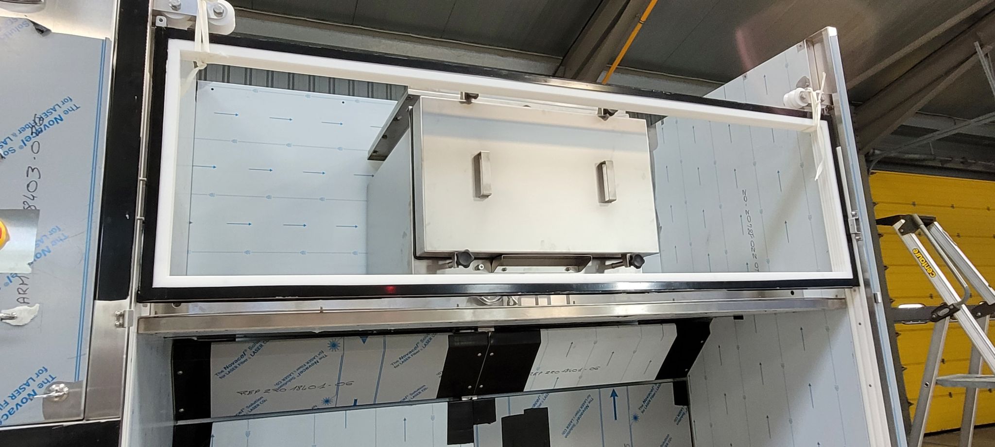 On continue le montage de notre nouvelle hotte dans notre atelier chez EREA PHARMA